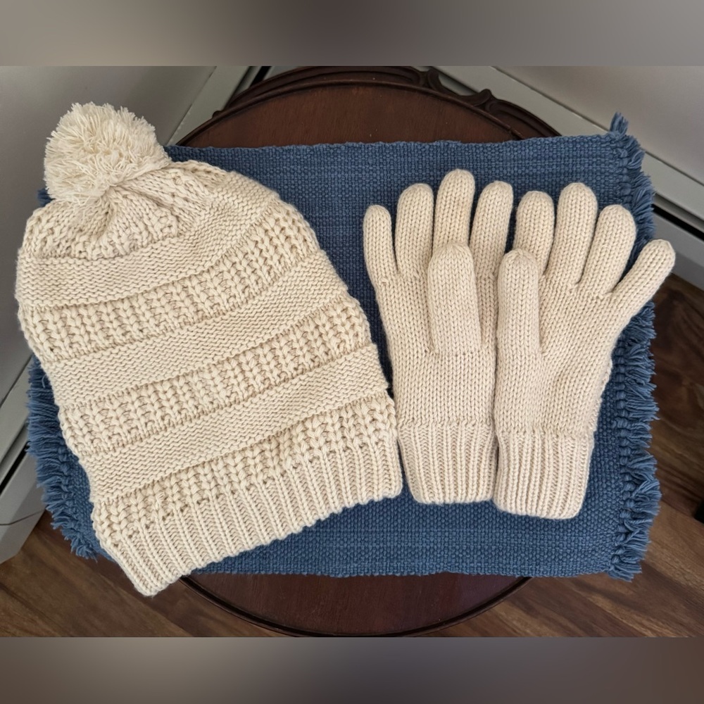 ❌SOLD❌ Women’s Matching Winter Hat and Gloves Set - Picture 2 of 4